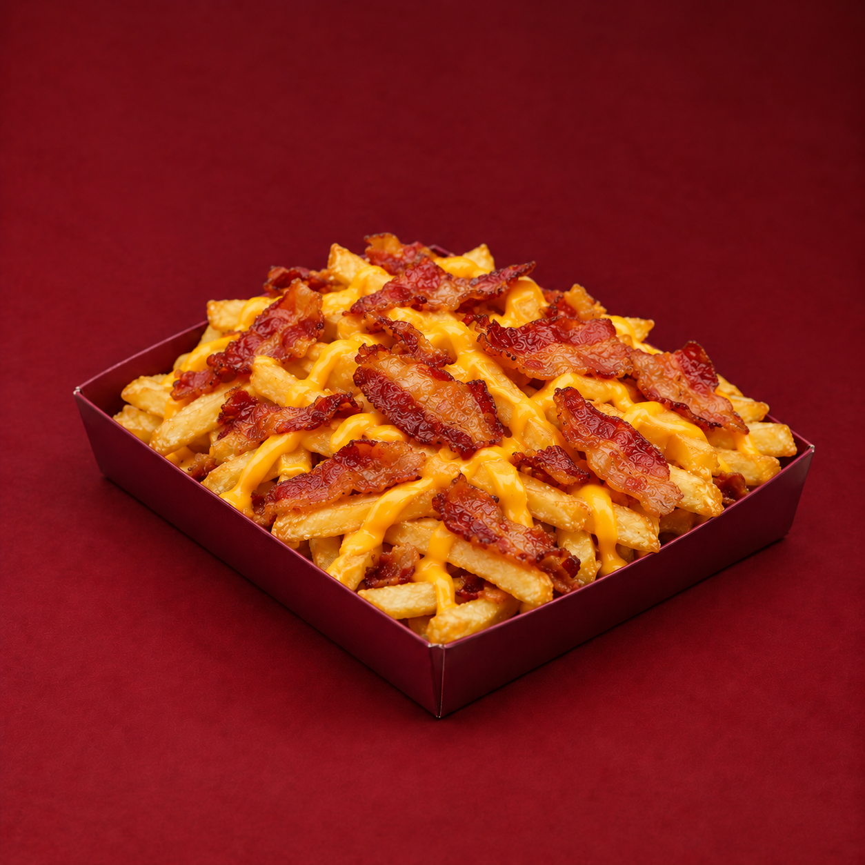 Batata com cheddar e bacon fatiado na embalagem bordô